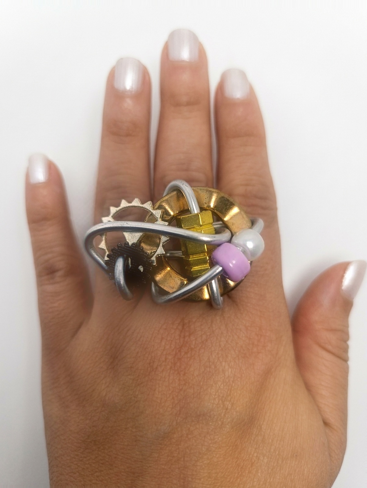 Anillo V&oacute;rtice puesto en la mano — escala real