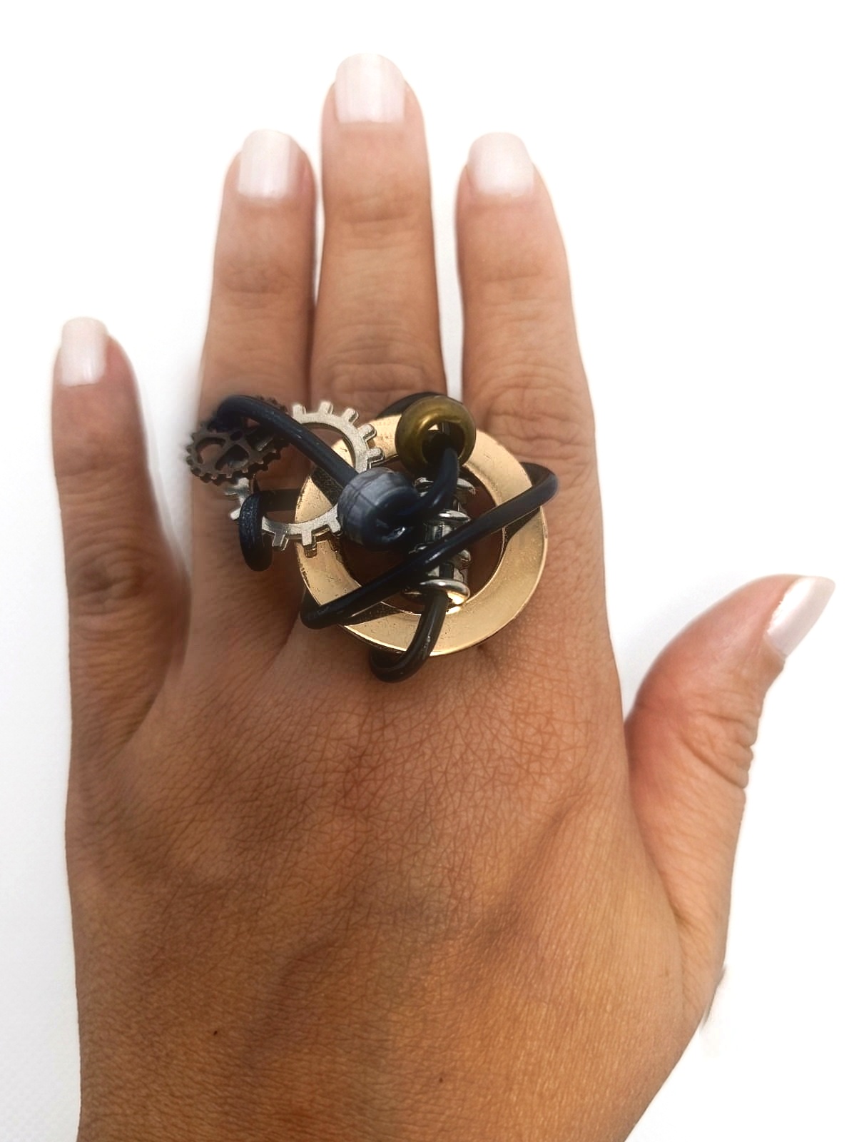 Anillo V&oacute;rtice mediano puesto en la mano