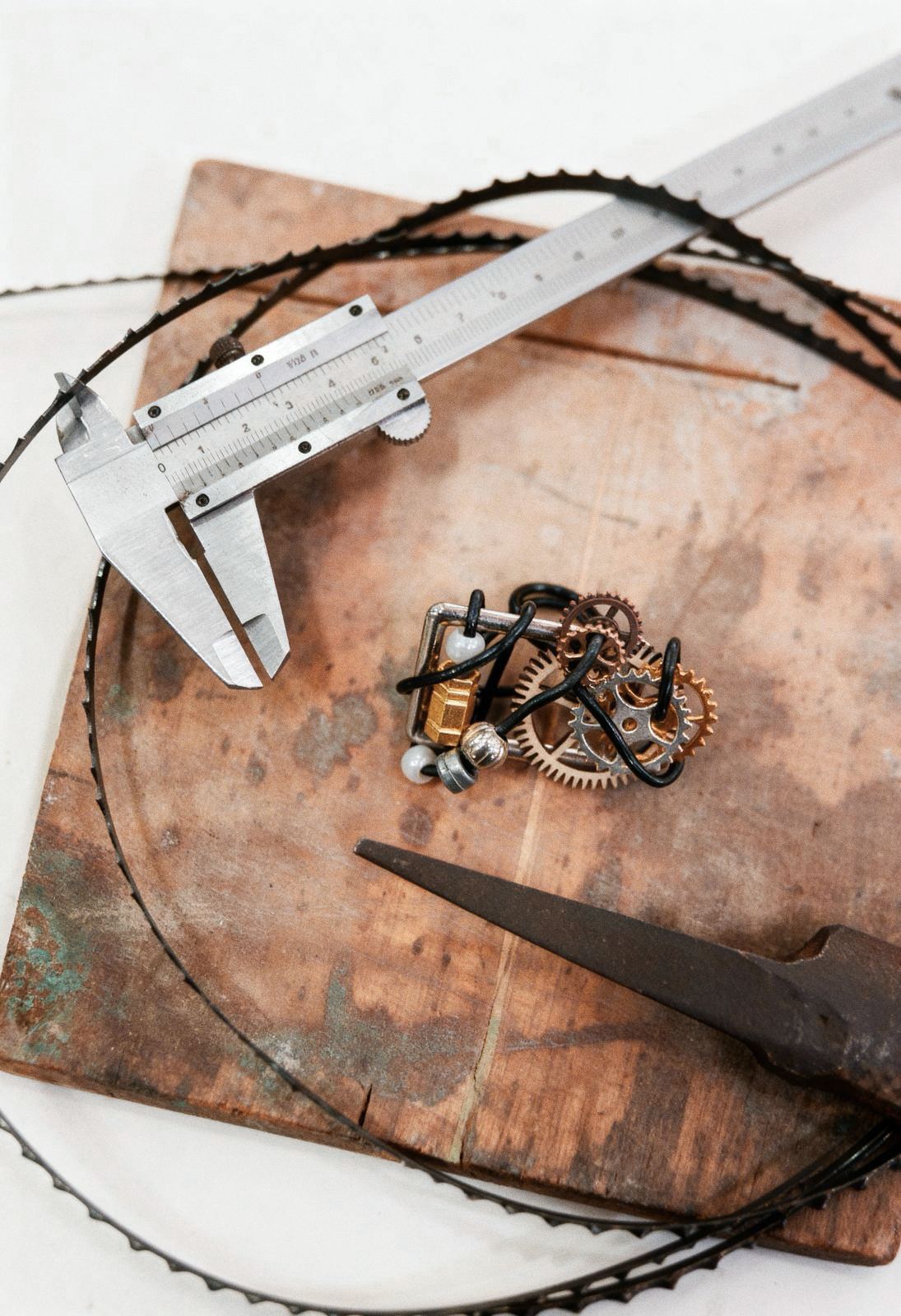 Anillo Vórtice junto a calibrador y herramientas del taller